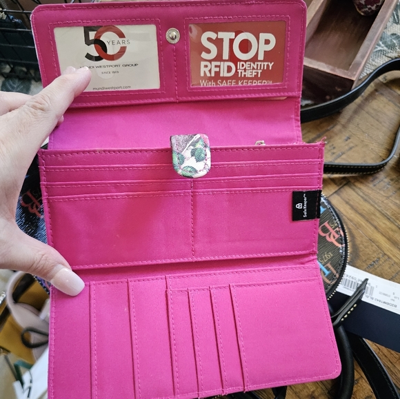 Gorgeous Paris Floral TriFold Wallet - Picture 2 of 4